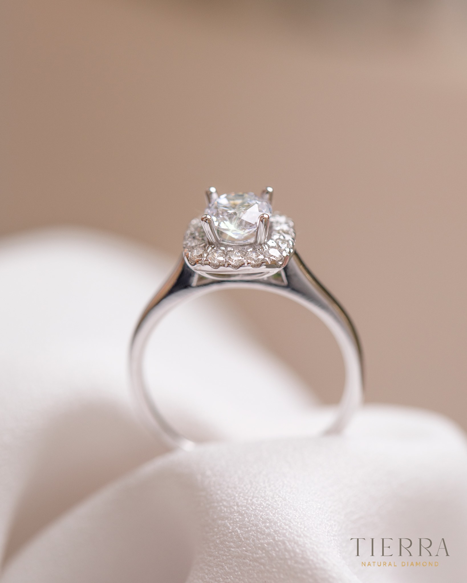 Nhẫn kim cương sang trọng thu hút